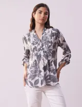 Blusa de gasa estampada, marca Zac & Rachel. Cuello a la base, escote en V y botones. Delantera con detalle plisado. Largo de manga regulable con presilla y botón.