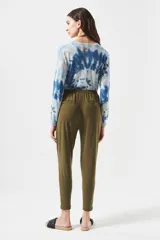 Pantalón babucha color verde militar, con cintura elástica ajustable con cordón.