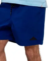 Short de baño azul con cintura elastizada, cordón de ajuste y logo de triángulo amarillo en la pierna derecha.