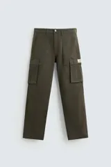 Pantalón cargo color verde oliva, de corte recto y tiro medio, con bolsillos laterales tipo parche con solapa y bolsillos traseros de ojal.