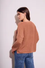 Sweater de punto color ladrillo con textura calada y lurex.