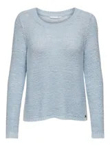 Sweater de punto celeste de tejido suave.