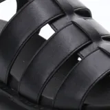 Sandalia beige con plataforma y tiras anchas cruzadas en el empeine.