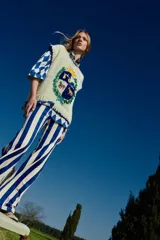 Pantalón de crepé con estampado a rayas verticales azules y blancas, y elástico en la cintura.