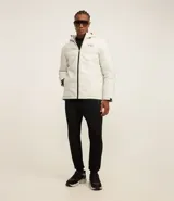 Campera deportiva blanca con capucha, cierre frontal con cremallera, bolsillos laterales y logo estampado en el pecho.