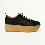 Zapatillas blancas de cuero con plataforma de yute trenzado.