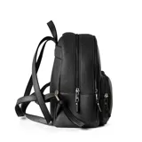 Mochila negra de cuero sintético con cierre superior y bolsillo frontal con cierre. Tiene un bolsillo interno con cierre y dos bolsillos externos con cierre.