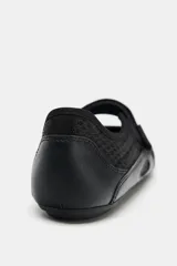 Zapato tipo bailarina color negro, con capellada de rejilla y ajuste con tira de velcro.