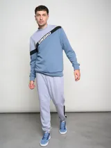 Buzo Umbro a la base con cortes y cambios de color: rojo, gris y negro. Logotipo Umbro estampado en el pecho.