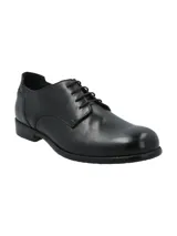 Zapato de vestir de cuero negro, con cordones y suela plana.