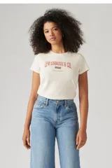 Remera de algodón color crudo, corte clásico, con logo Levi Strauss & Co. estampado en el pecho en color rojo.