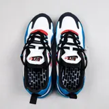 Championes de diseño moderno con detalles en azul, blanco y negro, ideal para uso diario.