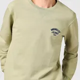 Buzo color verde claro de manga larga con cuello redondo y logo Wrangler Jeans 1947 estampado en el pecho.