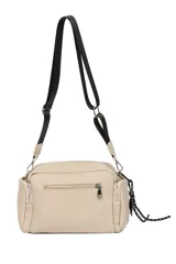 Bandolera color beige con textura de cuero, correa ajustable de tela negra y detalles metálicos plateados. Cuenta con múltiples bolsillos con cierre, incluyendo dos frontales y uno trasero, y un llavero decorativo de estrella con cordón.