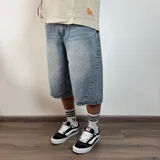 Bermuda de jean celeste, corte ancho y largo debajo de la rodilla.