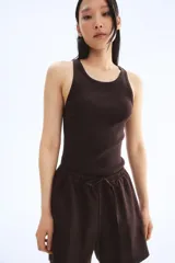 Short marrón de lino con cintura elástica y cordón ajustable.