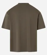 Remera masculina color verde oliva, modelo boxy, con cuello redondo y mangas cortas. Confeccionada con tecnología dry en el interior y algodón en el exterior.