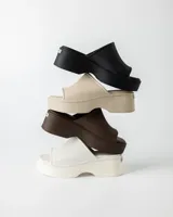 Zuecos marrones de goma con plataforma y taco.