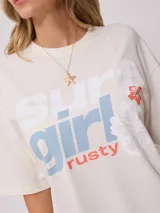Remera color crudo con estampado frontal y trasero con la leyenda "Surf Girl Rusty". Corte oversize y confeccionada en algodón.