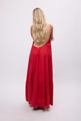 Vestido amarillo de lino y algodón, con breteles finos y espalda descubierta.