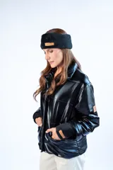 Campera puffer dorada con cuello alto, cierre frontal con botones a presión y bolsillos laterales con solapa.
