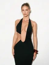 Vestido largo negro con cuello halter, espalda descubierta y aberturas laterales.