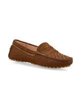 Mocasín marrón de cuero nobuck, con apliques metálicos y suela tipo driver.