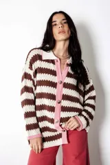 Camisa de algodón a rayas horizontales color chocolate y crudo, con cuello camisero, cierre frontal con botones y mangas largas. Corte holgado y estilo vintage.