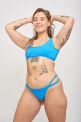 Tanga verde esmeralda de lycra, con doble tira lateral ajustable y forro interno.