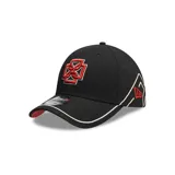 Gorra negra con logo bordado en rojo y blanco.