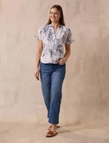 Blusa estampada marca Floral & Ivy, de mangas cortas con volados, cuello a la base con escote en V y elástico fruncido en mangas y espalda.