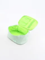 Necessaire en color tostado con diseño acolchado y cierre superior.