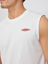 Musculosa blanca de algodón con corte holgado y estampado frontal con el logo de la marca Rusty.