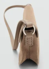 Bolso de hombro mediano confeccionado en piel de serraje color beige, con diseño rectangular y cierre de solapa con hebilla metálica central.