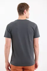 Remera negra de manga corta con cuello redondo y logo pequeño bordado en el pecho.