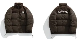 Campera puffer marrón con parte superior de pana y bordado blanco en la espalda con la palabra "Chingona". Tiene tiras regulables en la cintura.