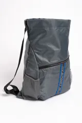 Mochila gris oscuro con cierre de cordón ajustable y tiras negras. Tiene un bolsillo frontal con cierre y dos bolsillos laterales de red.