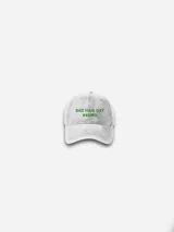 Gorro tipo baseball color gris con estampado frontal en color verde que dice 'BAD HAIR DAY'.