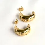 Aros dorados tipo argolla con incrustaciones de strass.