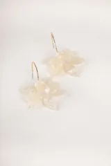 Aros colgantes con forma de flor color blanco nacarado y aro dorado.