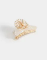 Broche para el pelo color crema con forma de caracola y detalles dorados.