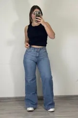 Pantalón de jean celeste de corte wide leg, con tiro alto y bolsillos delanteros y traseros.