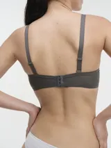 Soutien con aro, color lila, con breteles regulables y espalda con gancho.