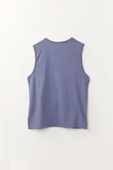 Musculosa azul con bolsillo en el pecho.
