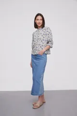 Blusa estampada con flores azules y hojas verdes, cuello mao con volados, mangas 3/4 con volados en los puños y cierre frontal con botones.