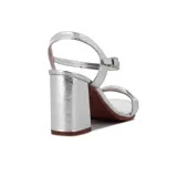 Sandalia de tacón Ramarim color plata, con una tira sobre los dedos, pulsera al tobillo con hebilla y tacón bloque.