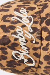 Gorro de béisbol con estampado de leopardo y bordado en el frente.