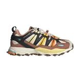 Championes Adidas Hyperturf Adventure color marrón, con detalles en negro, beige, amarillo y naranja.