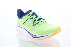 Championes de running New Balance, color verde lima con detalles en azul marino y suela blanca con detalles en naranja. Modelo FuelCell Rebel.