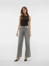 Pantalón de jean gris de corte wide leg con bolsillos delanteros y traseros.